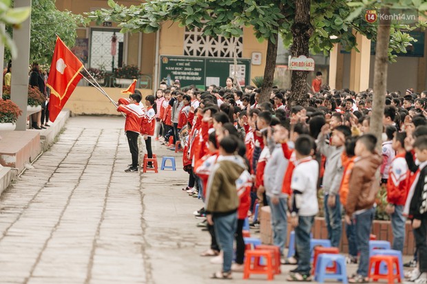 Buổi chào cờ lặng lẽ và phút mặc niệm ở mái trường nơi 8 em học sinh đuối nước thương tâm - Ảnh 6.