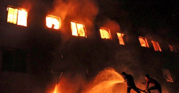 Cháy lớn tại trung tâm thương mại ở Bangladesh: Nhiều người mắc kẹt - Ảnh 1.
