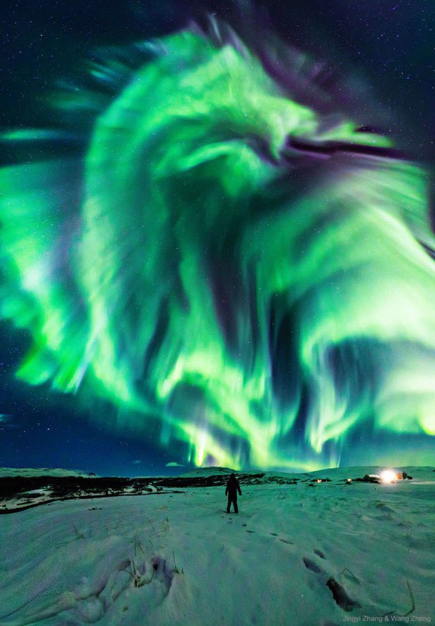 Con rồng khổng lồ trên bầu trời Iceland chính là một màn trình diễn cực quang ngoạn mục - Ảnh 1.