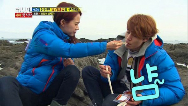 Náo loạn loạt tin tức Kbiz siêu nóng: Lee Dong Wook - Song Ji Hyo hẹn hò, lộ ảnh G-Dragon gặp Sơn Tùng trong quân ngũ - Ảnh 4.