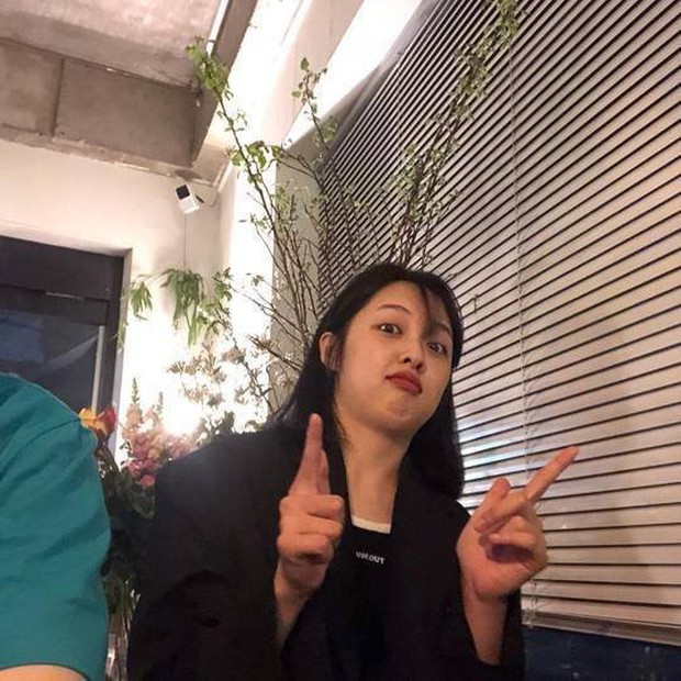 Vừa chụp ảnh làm lố vài kiểu, nữ diễn viên SKY Castle đã bị netizen gán mác hậu duệ Sulli - Ảnh 4.