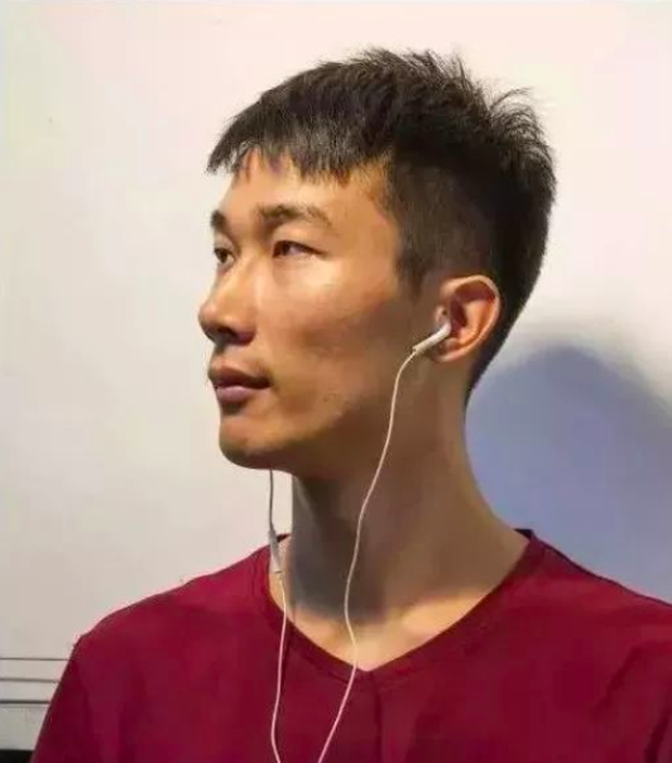 Nam sinh được mời làm mẫu cho lớp hội hoạ và kết quả nhận được như tranh vẽ... ông nội của mình! - Ảnh 1.