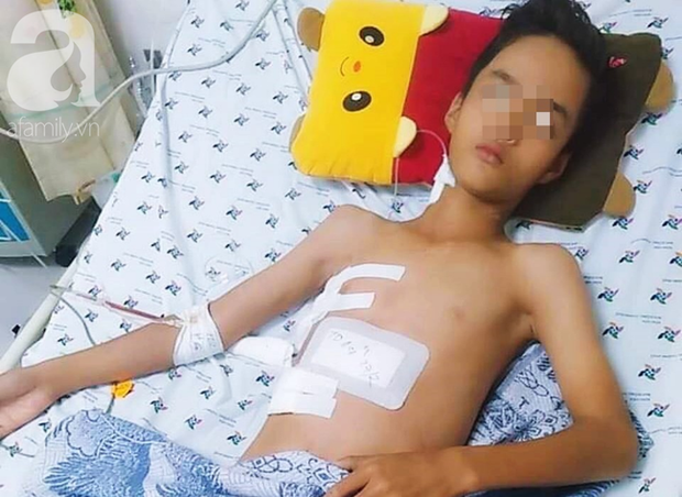 Tai nạn đau lòng: Đi làm mướn nuôi cha tâm thần, bé trai 13 tuổi bị thanh sắt máy cắt lúa đâm xuyên thấu ngực - Ảnh 1.