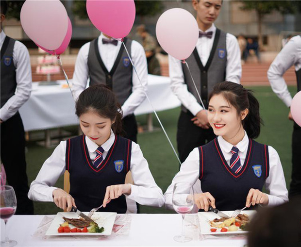 Nam sinh tổ chức tiệc 8/3 sang chảnh cho con gái trong lớp nhưng nhan sắc tựa hotgirl của 2 cô nàng này mới khiến dân mạng xao xuyến - Ảnh 2.