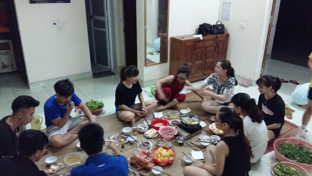Xuất hiện xóm trọ trong mơ của những ai xa nhà: Thân thiết như gia đình, cùng nhau cuốc đất trồng rau, thổi cơm chung - Ảnh 4.