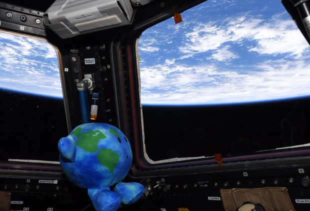 Đây là 2 phi hành gia được NASA chọn cho chuyến thám hiểm toàn phụ nữ lần đầu tiên trong lịch sử - Ảnh 2.