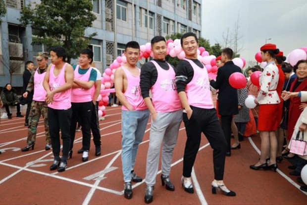 Mang giày cao gót 8 phân, các thầy giáo chạy thục mạng để giành quà 8/3 cho cô giáo trong trường - Ảnh 1.