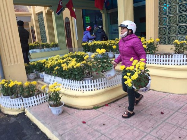 Phản cảm cảnh tranh cướp hoa trang trí ở ga Đồng Đăng - Ảnh 3.