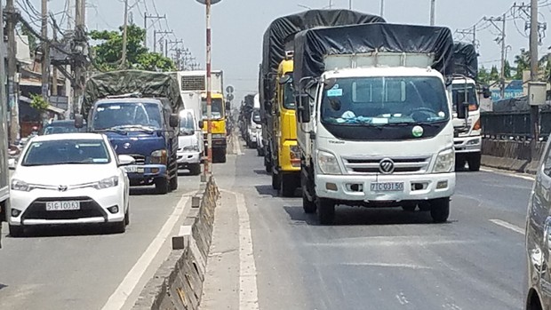 Nam tài xế kêu cứu thất thanh trong xế hộp xoay ngang bị xe tải đẩy hơn 20m trên quốc lộ 1 - Ảnh 2.