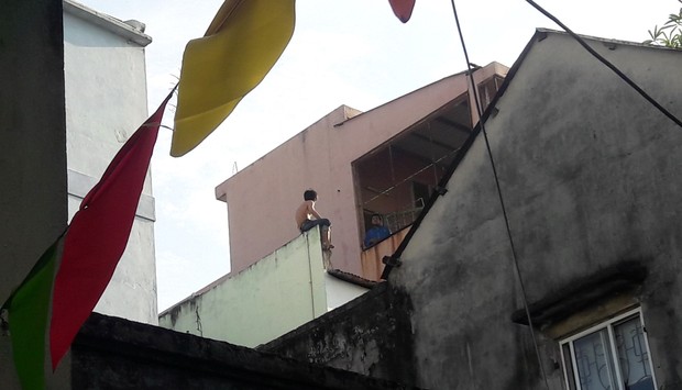 Clip: Nghẹt thở vây bắt nam thanh niên nghi ngáo đá cầm dao cố thủ trên nóc nhà 3 tầng ở Đà Nẵng - Ảnh 2.