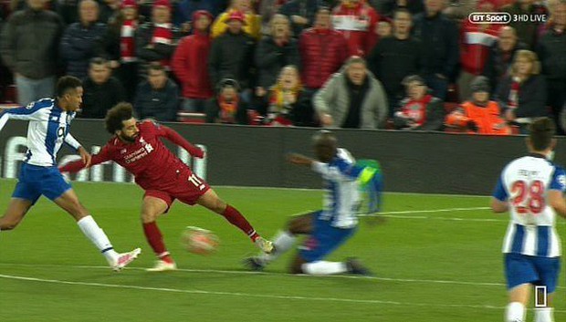 Vua Ai Cập Mo Salah thoát thẻ đỏ trực tiếp sau pha vào bóng rợn người - Ảnh 1.