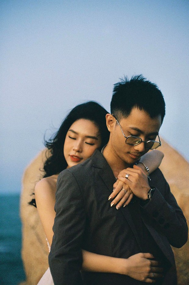 Tóc Tiên cùng người yêu tin đồn Touliver tới mừng đám cưới của Rhymastic và bà xã hotgirl - Ảnh 8.