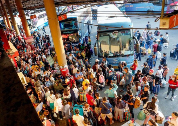 Dòng người ùn ùn đổ về Thái Lan dịp lễ Songkran, 7 ngày nguy hiểm bắt đầu - Ảnh 1.