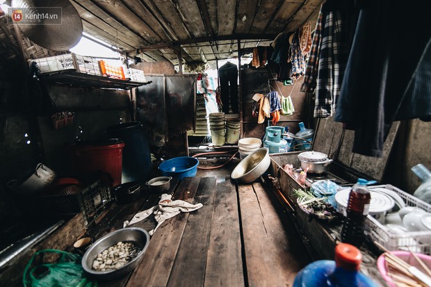 Cuộc sống lênh đênh trên thuyền của người lao động nhập cư ở Hà Nội: Chả có gì khó khăn, đông vui là chính - Ảnh 10.
