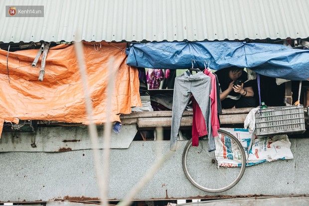 Cuộc sống lênh đênh trên thuyền của người lao động nhập cư ở Hà Nội: Chả có gì khó khăn, đông vui là chính - Ảnh 19.