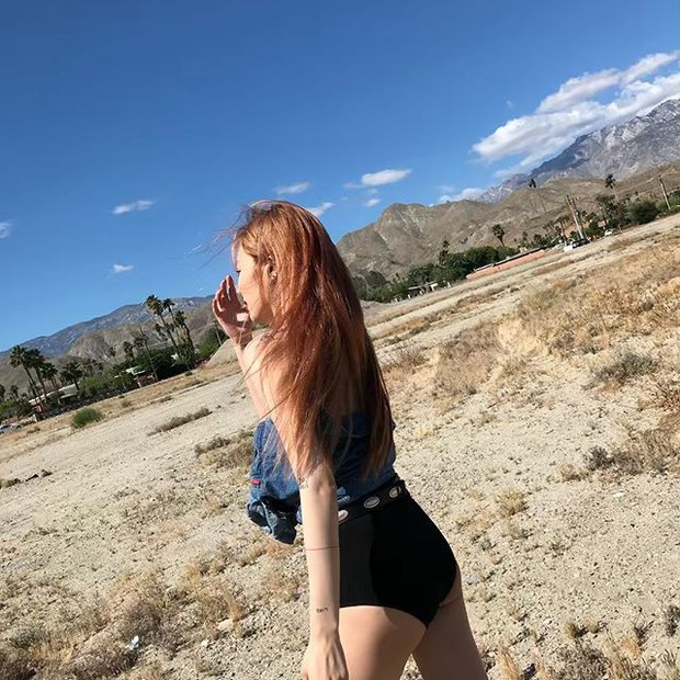 Hyuna quấn quần thành áo quây khoe vòng 1, nhưng sốc hơn cả là đôi chân dài như photoshop quá đà của cô nàng - Ảnh 5.