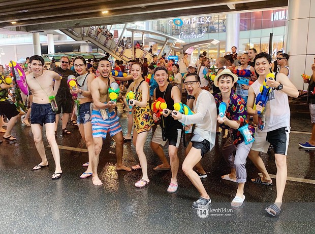 Hàng ngàn bạn trẻ Việt đang đổ về Bangkok để hoà vào dòng người chơi té nước Songkran! - Ảnh 10.