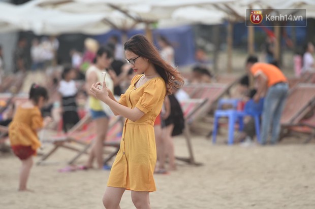 Biển người đổ về Sầm Sơn tắm biển ngày đầu kỷ nghỉ lễ Giỗ tổ Hùng Vương - Ảnh 9. Biển người đổ về Sầm Sơn tắm biển ngày đầu kỷ nghỉ lễ Giỗ tổ Hùng Vương - Ảnh 9.