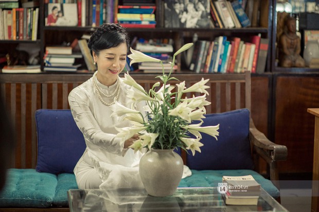 Hà Nội tháng 4: Hoa loa kèn nở e ấp trên phố, từng cánh trắng muốt và thoảng hương dịu ngọt - Ảnh 4.