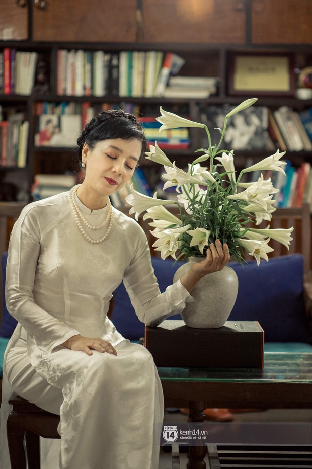 Hà Nội tháng 4: Hoa loa kèn nở e ấp trên phố, từng cánh trắng muốt và thoảng hương dịu ngọt - Ảnh 7.