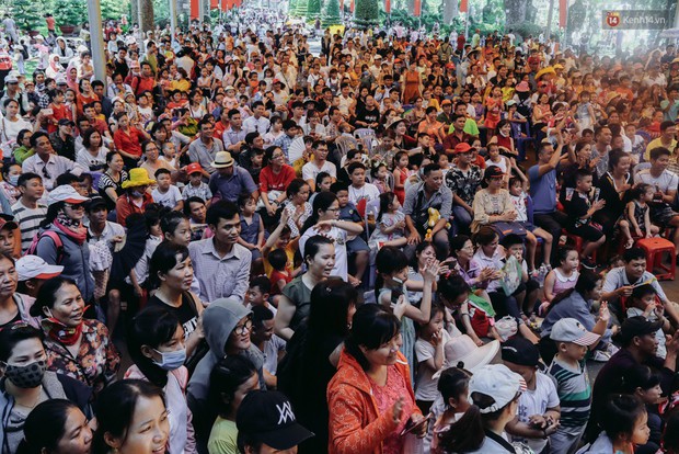 Hàng ngàn người đổ về khu vui chơi ở Sài Gòn trốn nắng nóng gần 40 độ trong ngày nghỉ lễ - Ảnh 2.