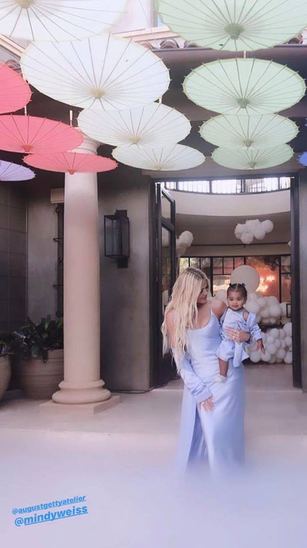 Tiệc sinh nhật 1 tuổi siêu xa xỉ của con gái Khloe: Quy tụ dàn nhóc tì nhà Kardashian, kẻ ngoại tình bất ngờ có mặt - Ảnh 6.