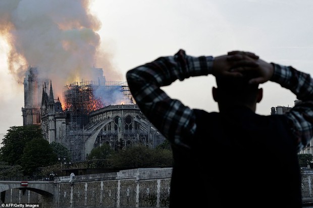 Người dân đau đớn nhìn ngọn lửa dữ dội trước mắt: Paris mà không có Nhà thờ Đức Bà thì không còn là Paris nữa - Ảnh 6.