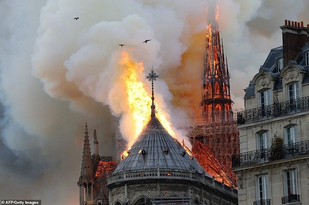 Cháy Nhà thờ Đức Bà Paris: Tổng thống Trump cùng các nguyên thủ quốc gia trên thế giới bày tỏ sự đau lòng trước vụ việc - Ảnh 1.