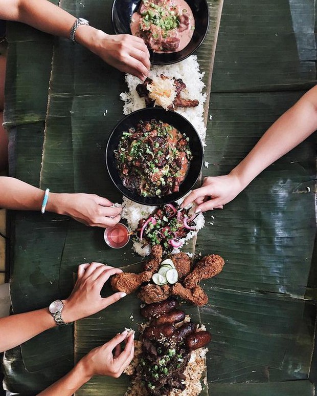 Ăn tiệc kiểu người Philippines: không muỗng, không đũa, không cả bát đĩa, thức ăn được bày trên lá chuối - Ảnh 4.