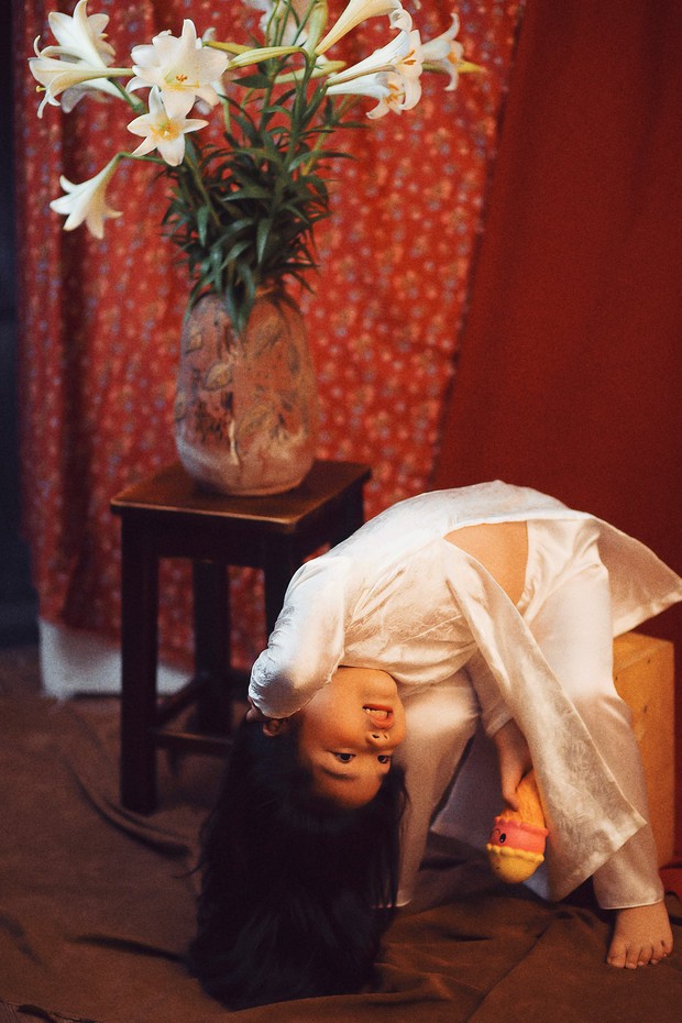 Biểu cảm quằn quại siêu đáng yêu của cô bé 5 tuổi trong bộ ảnh cô gái bên bình hoa gây sốt cộng đồng mạng - Ảnh 8.