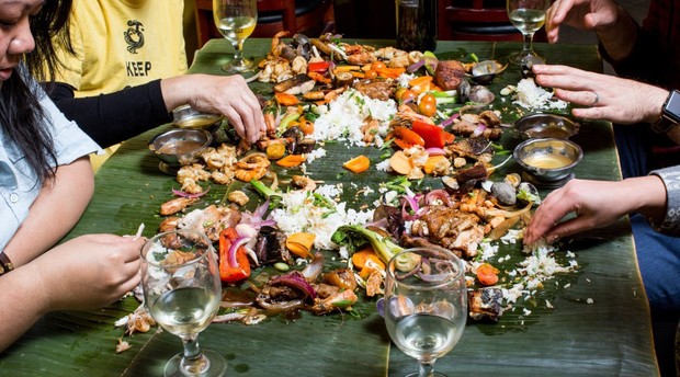Ăn tiệc kiểu người Philippines: không muỗng, không đũa, không cả bát đĩa, thức ăn được bày trên lá chuối - Ảnh 1.