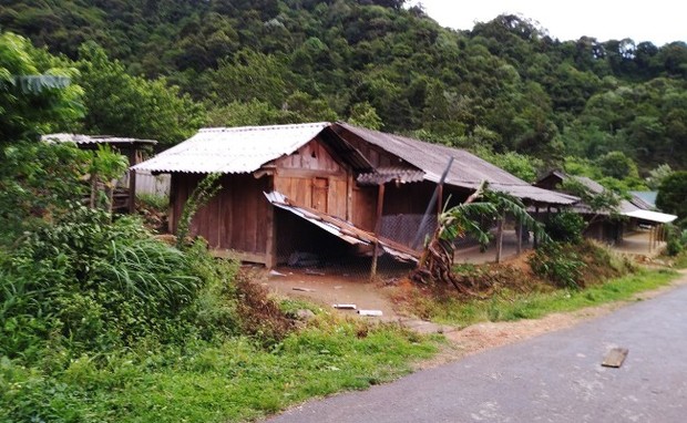 Nghệ An: Lốc xoáy khiến hàng chục hộ dân bị hư hỏng nhà cửa - Ảnh 1.