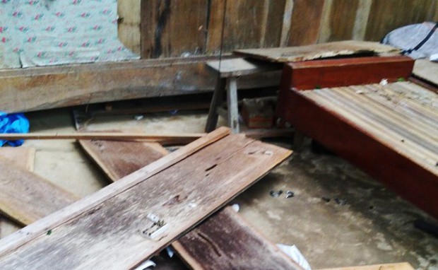 Nghệ An: Lốc xoáy khiến hàng chục hộ dân bị hư hỏng nhà cửa - Ảnh 2.