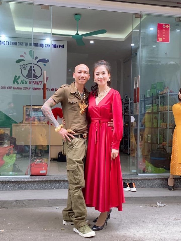 Đời chỉ là thế thôi: Vợ chồng ca sĩ Phú Lê bị điều tra vì quảng cáo thuốc không giấy phép với tác dụng... trên trời - Ảnh 1. Đời chỉ là thế thôi: Vợ chồng ca sĩ Phú Lê bị điều tra vì quảng cáo thuốc không giấy phép với tác dụng... trên trời - Ảnh 1.