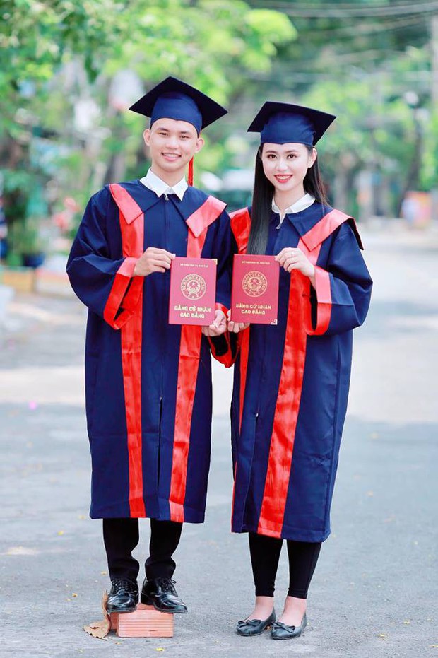 Nỗi khổ khi có cô bạn thân cao 1m72 chính là chụp kỉ yếu vẫn phải đôn gạch lên đứng để cao bằng nó - Ảnh 1.