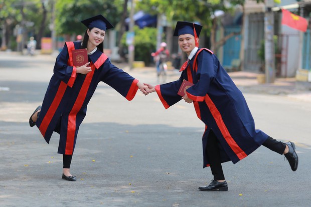 Nỗi khổ khi có cô bạn thân cao 1m72 chính là chụp kỉ yếu vẫn phải đôn gạch lên đứng để cao bằng nó - Ảnh 7.