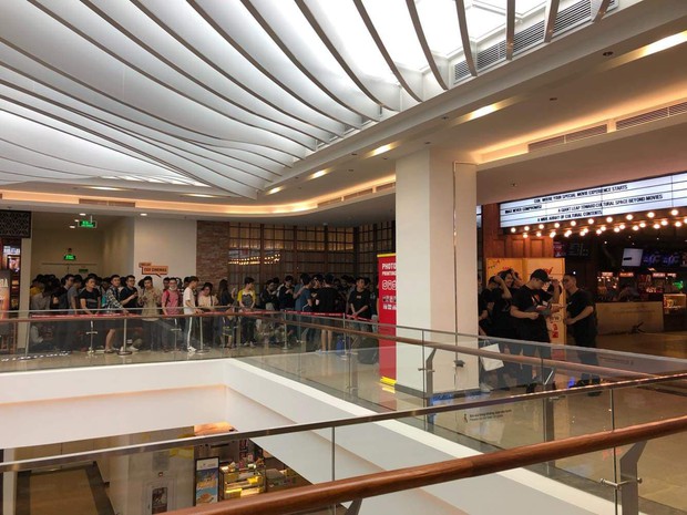 HN - SG lúc này: Bất chấp nắng nóng, fan Endgame tụ tập từ rất sớm, chen chúc xếp hàng chờ bom tấn - Ảnh 6.