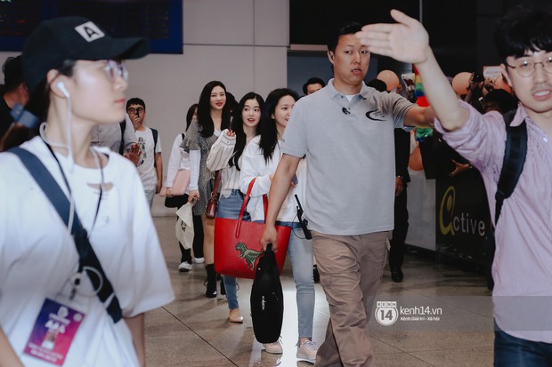 Nữ thần Irene khoe nhan sắc đời thực cực phẩm, Red Velvet và Weki Meki vỡ òa trước biển fan tại sân bay Tân Sơn Nhất - Ảnh 1.