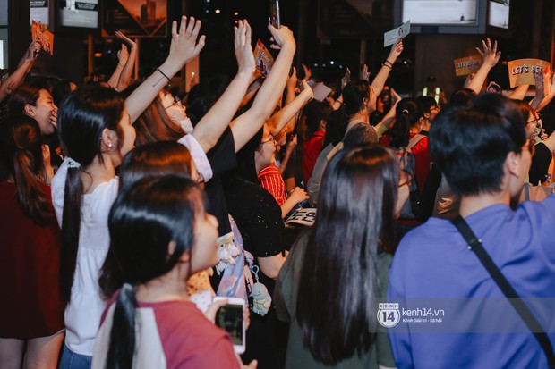 Nữ thần Irene khoe nhan sắc đời thực cực phẩm, Red Velvet và Weki Meki vỡ òa trước biển fan tại sân bay Tân Sơn Nhất - Ảnh 15.