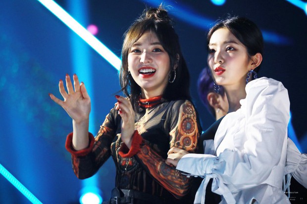 Chuyện lọ lem và hoàng tử đời thực gây bão tại lễ trao giải: V (BTS) nhặt được vật mỹ nhân Red Velvet làm rơi và cái kết - Ảnh 8.