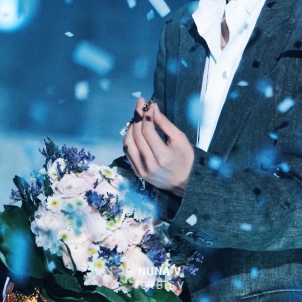 Chuyện lọ lem và hoàng tử đời thực gây bão tại lễ trao giải: V (BTS) nhặt được vật mỹ nhân Red Velvet làm rơi và cái kết - Ảnh 3.