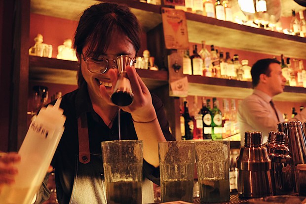 Góc khuất nghề bartender: Đầy cạm dỗ, thậm chí phụ huynh còn tuyên bố không nhìn mặt vì theo nghề - Ảnh 4.