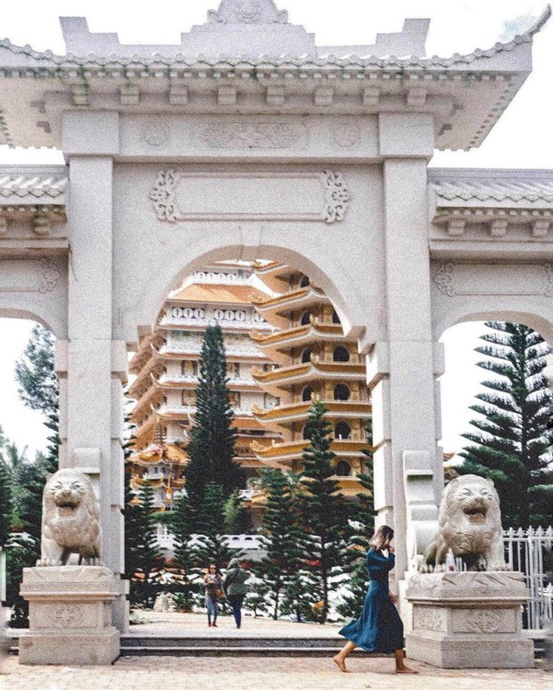 4 ngoi chua doc dao o an giang chi can dua may len la co ngay anh dep - anh 15