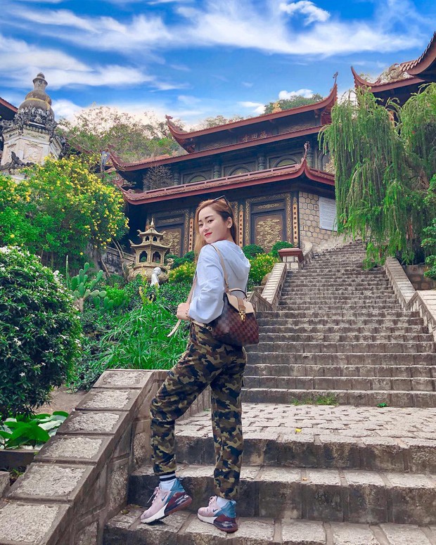 4 ngoi chua doc dao o an giang chi can dua may len la co ngay anh dep - anh 1
