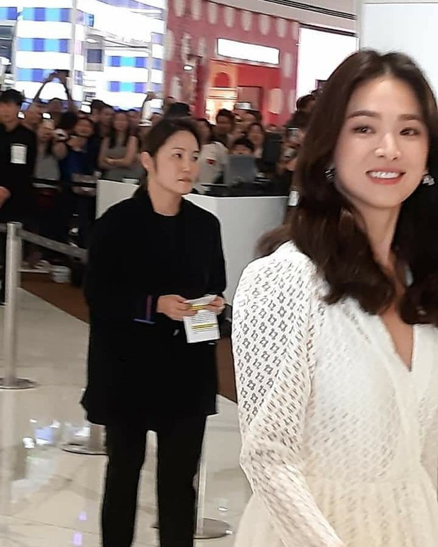 Ảnh chụp vội Jeon Ji Hyun và Song Hye Kyo cùng ngày dự sự kiện: Một người đẹp đến mức lấn át luôn đối phương - Ảnh 9.
