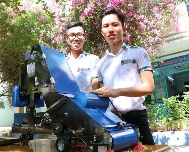 Hai học sinh cấp 3 chế tạo thành công máy thu gom nông sản tự động - Ảnh 4.