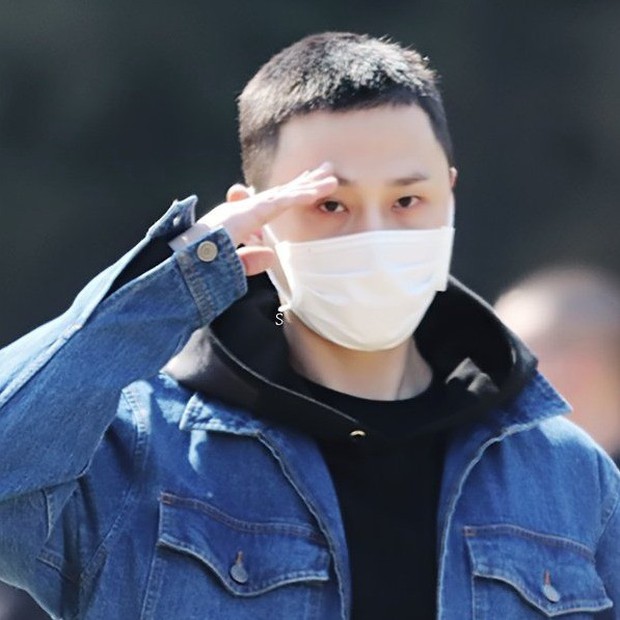 Lần đầu xuất hiện sau scandal dính dáng đến groupchat Jung Joon Young, cựu thành viên Highlight lộ ảnh tươi cười ngày nhập ngũ - Ảnh 6.