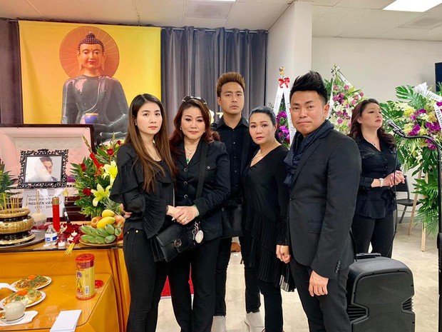 Vợ chồng Thu Phương, Kha Ly và bạn bè nghệ sĩ thắp nhang tiễn biệt diễn viên Anh Vũ trong đám tang tại Mỹ - Ảnh 7.