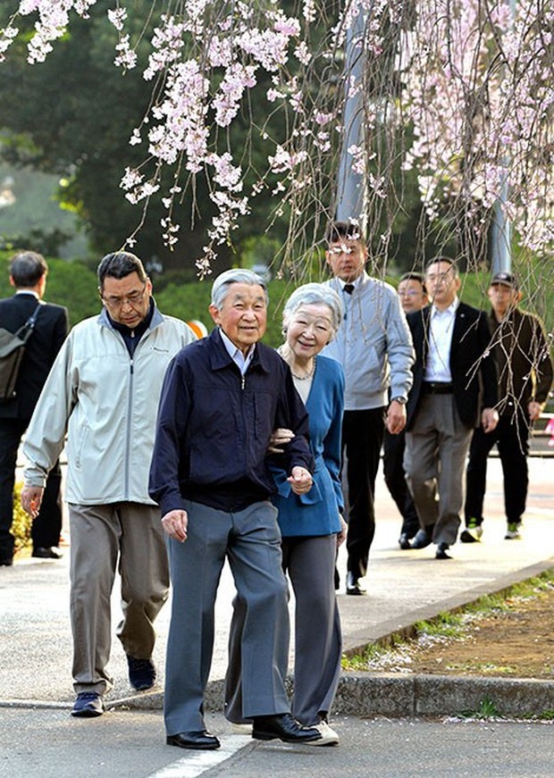 Vua và hoàng hậu Nhật Bản gây bất ngờ khi tản bộ bên ngoài cung điện ngắm hoa anh đào nở nhưng cách ông thể hiện tình cảm với bạn đời 60 năm mới khiến người ta ngưỡng mộ - Ảnh 3.