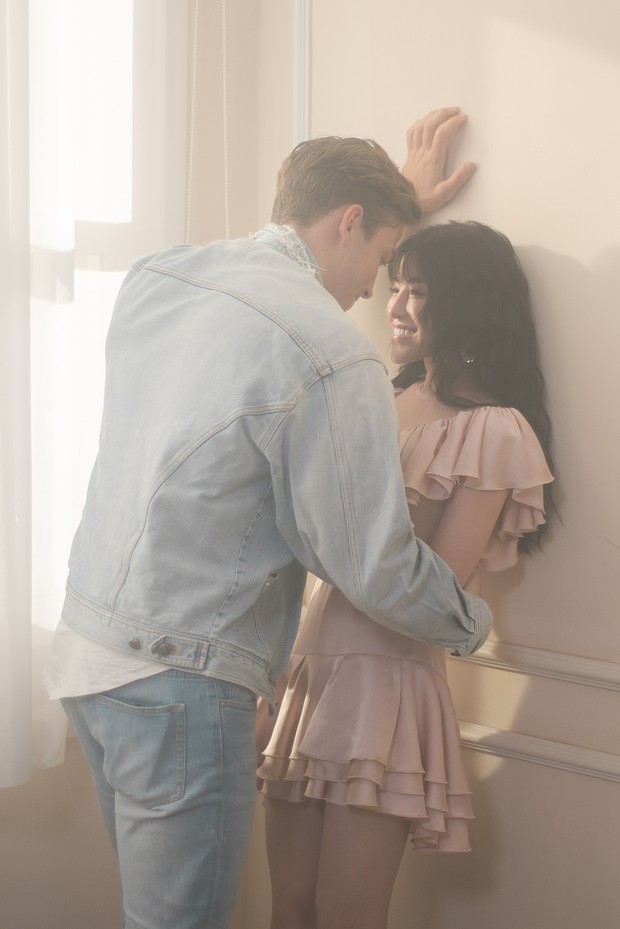 Quán quân The Voice - Trần Ngọc Ánh lột xác ma mị, diễn cảnh ân ái lẫn bạo lực với hotboy Tây trong MV mới - Ảnh 2.